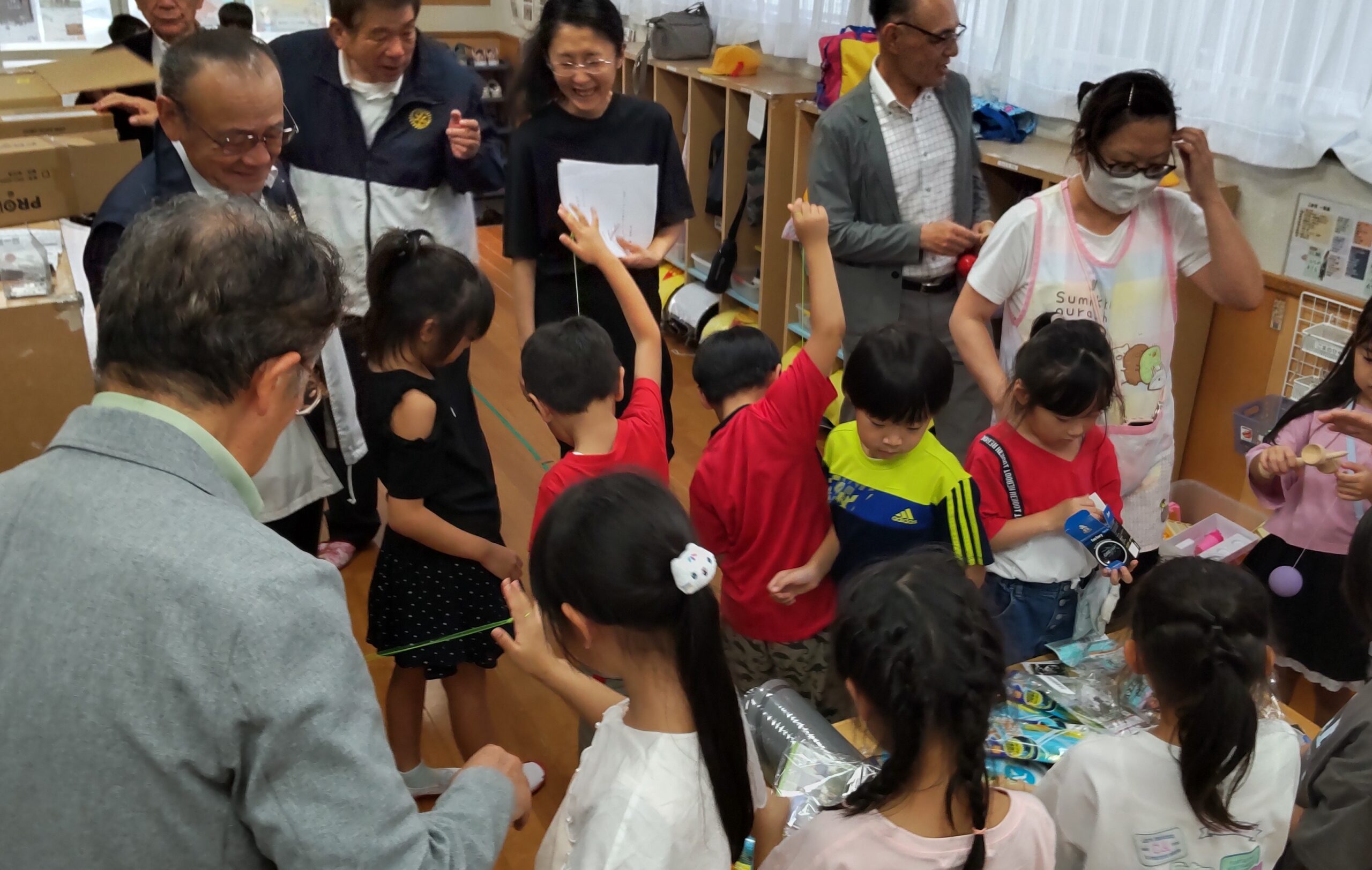 昔遊びに挑戦する子どもたち