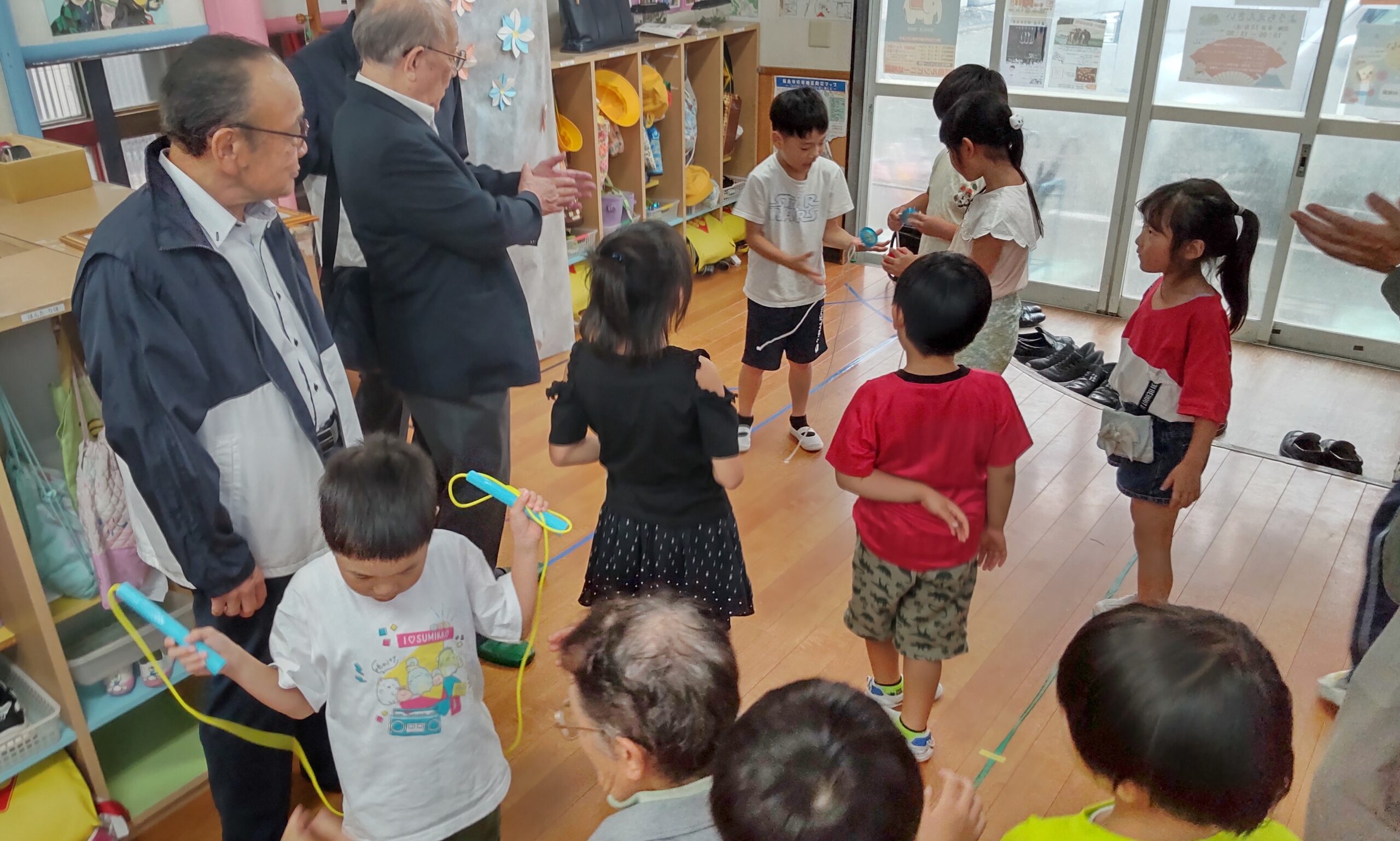 寄贈玩具で遊ぶ子どもたち