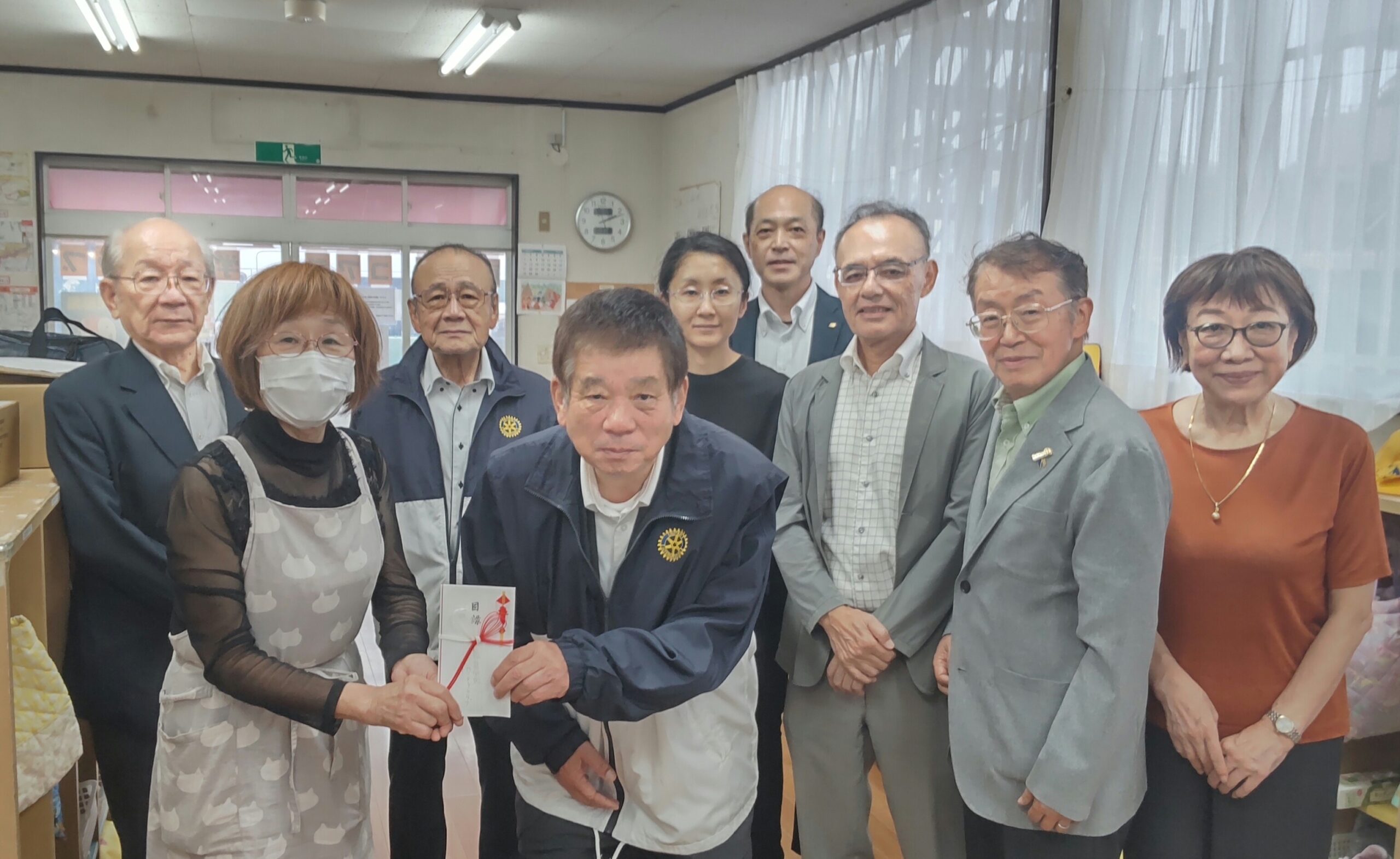 目録を手渡す鈴木努会長
